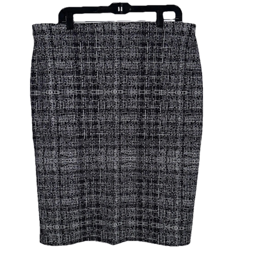 Linda Matthew’s Midi Skirt Black/White Pattern